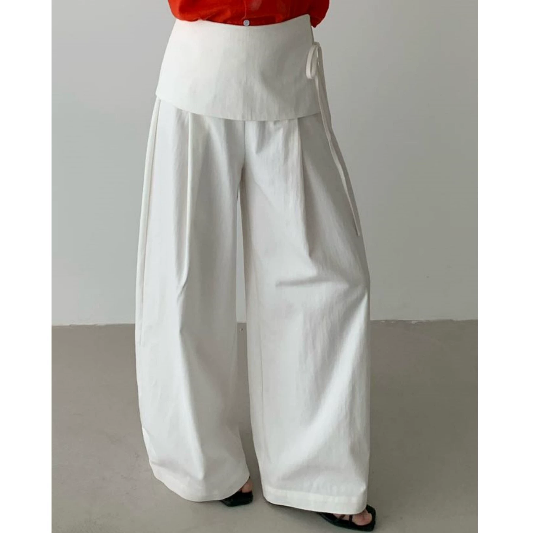Trendy new spring/autumn casual two-piece skirt and pants set for women, featuring Korean-inspired design, high waist, slimming effect, and straight-leg fit.